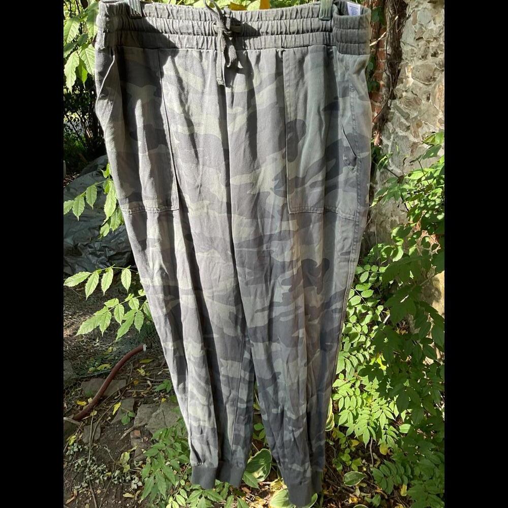 Splendid XL Green High Rise Camo Joggers with Pockets